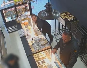 Le robaron a una jubilada de 91 años y se fueron a comprar facturas: los videos que los delataron