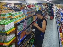 creyo que nadie lo veia pero las camaras lo captaron robandose todo el atun de un supermercado creyo que nadie lo veia pero las camaras lo captaron robandose todo el atun de un supermercado