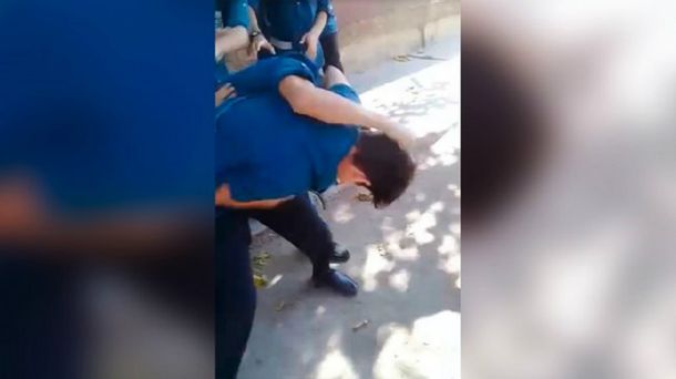 VIDEO: Brutal pelea entre dos alumnos en la puerta de un colegio de San Juan