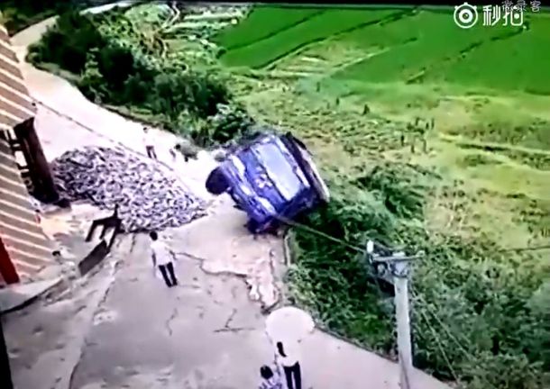 Saltó en el momento justo en el que su camión se cayó al barranco