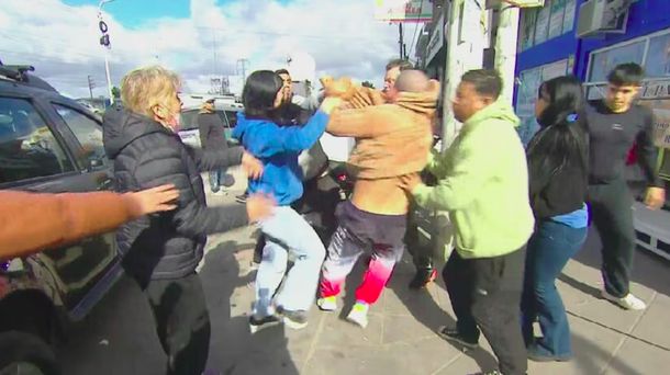 Familiares de las víctimas se pelearon con el personal de la clínica trucha en González Catán Familiares de las víctimas se pelearon con el personal de la clínica trucha en González Catán