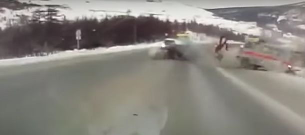 Una mujer embarazada salió despedida de una ambulancia