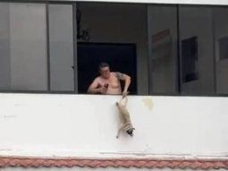 aberrante: filmaron a un hombre mientras colgaba a su perro del balcon de un quinto piso y termino detenido
