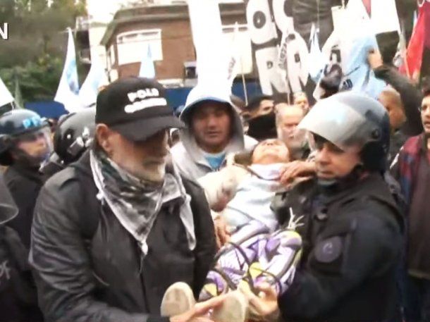 Una manifestante convulsionó en la marcha piquetera a la Quinta de Olivos