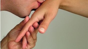 condenan a un hombre por besarle la mano a una menor condenan a un hombre por besarle la mano a una menor