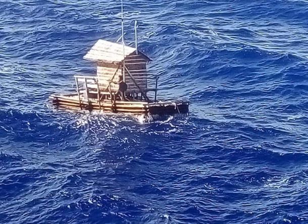 Sobrevivió 48 días a la deriva adentro de una cabaña en el medio del mar