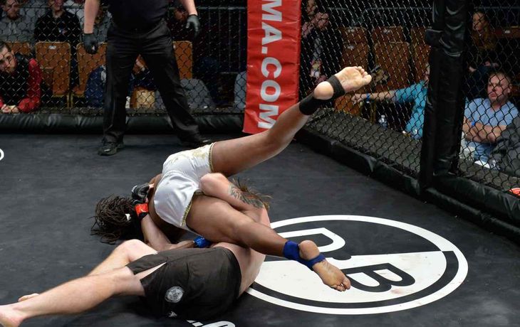 Se autonoqueó en una pelea de MMA - Crédito:&nbsp;Will Paul/CES MMA