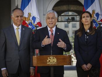Sebastián Piñera junto a sus ministros Teodoro Ribera y Carolina Schmidt.