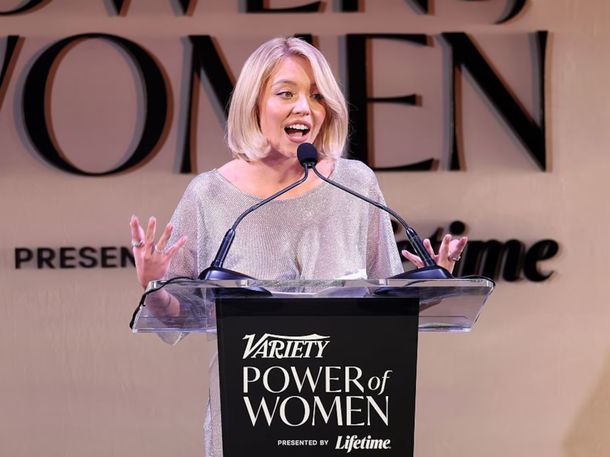 Sydney Sweeney deslumbró con un vestido transparente en una gala de mujeres influyentes