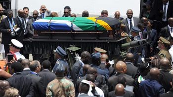 sepultaron los restos de nelson mandela en el pueblo de su infancia sepultaron los restos de nelson mandela en el pueblo de su infancia