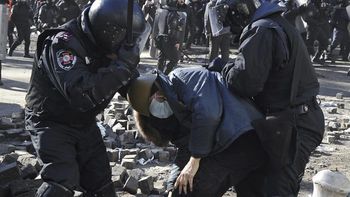 ucrania: tres muertos y trece heridos en el asalto a una base ucrania: tres muertos y trece heridos en el asalto a una base