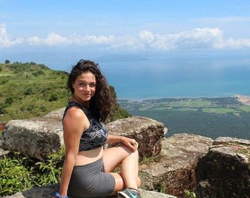 Escapaba de un violador y cayó a un  precipicio