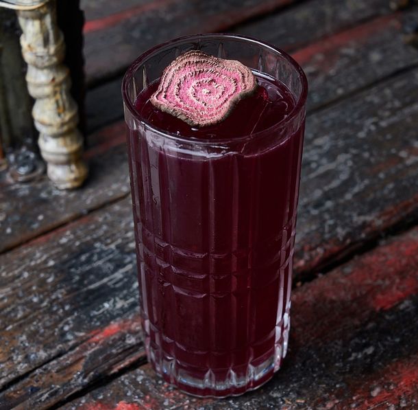 Un cóctel fresco, dulce y sutilmente picante, con vodka, lima, remolacha y jengibre, por equipo de barra de BAGA Buenos Aires Un cóctel fresco, dulce y sutilmente picante, con vodka, lima, remolacha y jengibre, por equipo de barra de BAGA Buenos Aires