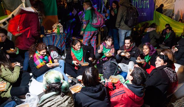 Pañuelos verdes, frazada y fogones: así fue la vigilia de la votación en Diputados