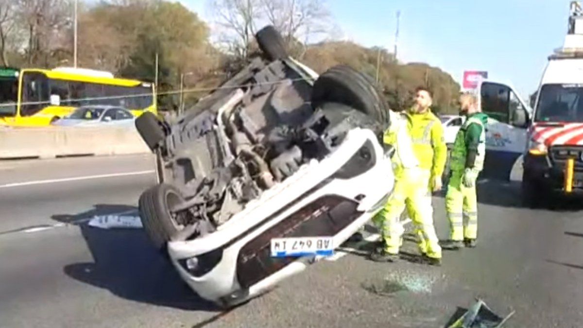 Impresionante choque y vuelco en Panamericana: hay al menos tres heridos