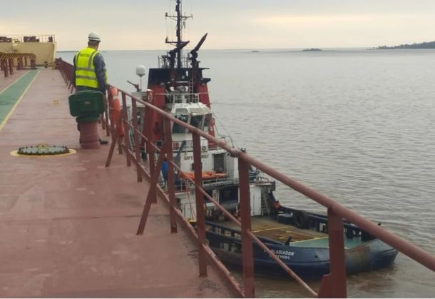 Un barco quedó varado en el Río de La Plata y obstruye parte del canal Martín García que une Argentina con Uruguay.