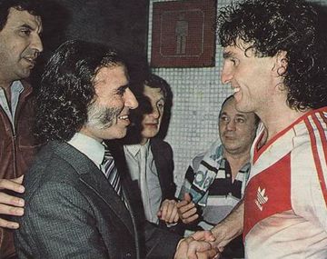 El riojano saluda a Oscar Ruggeri, referente del Millonario en aquella época