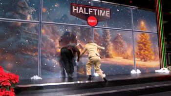 shaquille oneal protagonizo uno de los bloopers del ano: rompio el estudio en pleno vivo shaquille oneal protagonizo uno de los bloopers del ano: rompio el estudio en pleno vivo