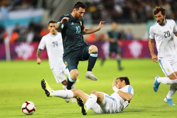 Con un gol de Messi sobre el final, Argentina empató con Uruguay