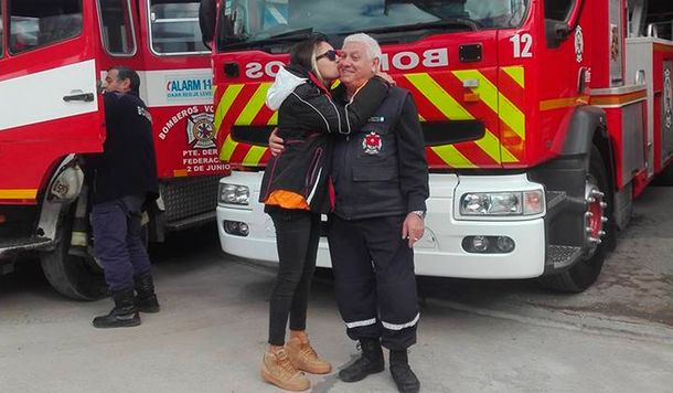 Carla tiene 22 años y quería ser bombera como su papá.