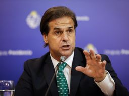 Lacalle Pou recibió a una comitiva del FA, que le entregó sus propuestas para mitigar los efectos de la crisis de lagua. Lacalle Pou recibió a una comitiva del FA, que le entregó sus propuestas para mitigar los efectos de la crisis de lagua.