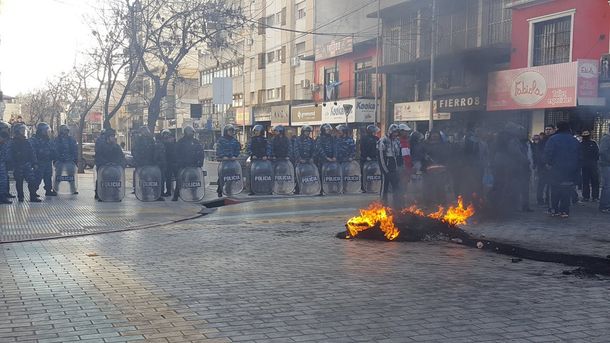 Incidentes y tensión en Morón: manteros reclaman que les devuelvan sus puestos de trabajo