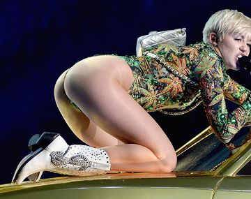 Miley, con su osado look anterior: traje cavado y hojas de cannabis