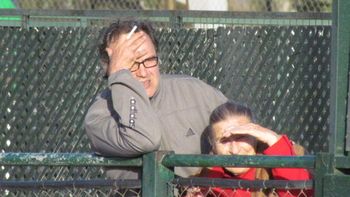 bielsa no pudo con su genio y se volvio loco en un partido de hockey bielsa no pudo con su genio y se volvio loco en un partido de hockey