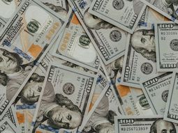 El dólar subió con fuerza y navega en la franja de los 38 pesos. El dólar subió con fuerza y navega en la franja de los 38 pesos.