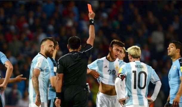 El chileno expulsó a Dybala en el primer tiempo frente a Uruguay
