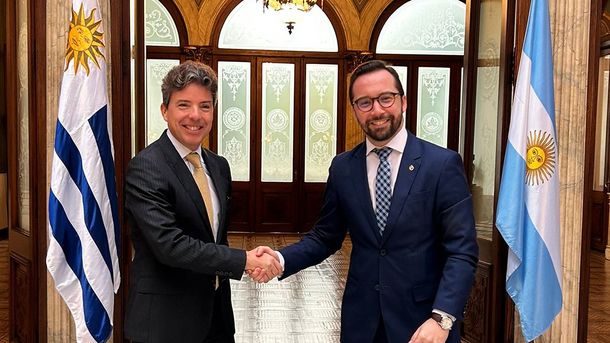 El vicecanciller argentino Leopoldo Sahores visitó Montevideo para reunirse con el subsecretario del MRREE