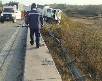 Impresionante choque de camiones: uno cayó por un terraplén