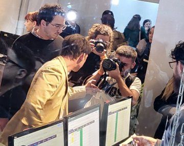 Ciudad: Santiago Caputo llegó al debate hecho un rockstar