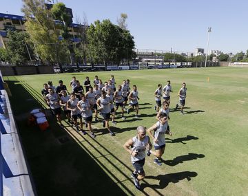 El plantel realizó los primeros movimientos después de las vacaciones (foto: prensa Boca)
