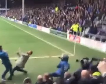 Insólito: dos hooligans se agarraron a piñas en pleno partido