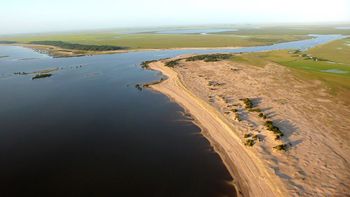 La Laguna Merín, en Uruguay, tiene un área de 3750 kilómetros cuadrados. La Laguna Merín, en Uruguay, tiene un área de 3750 kilómetros cuadrados.