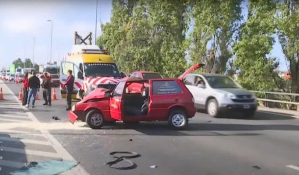 Choque y vuelco en la Autopista 9 de Julio: un conductor quedó atrapado