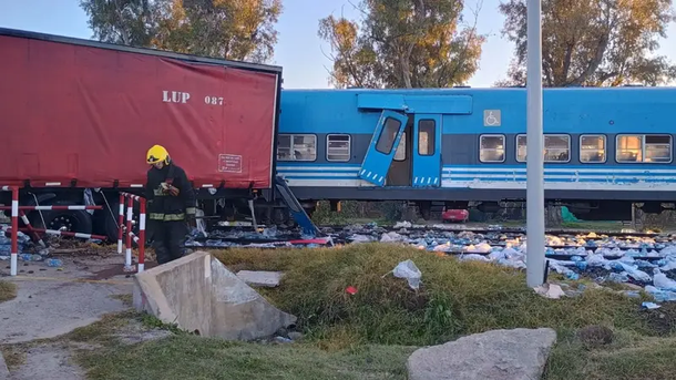 El choque entre el tren y el camión dejó miles de botellas de agua esparcidas en la zona El choque entre el tren y el camión dejó miles de botellas de agua esparcidas en la zona