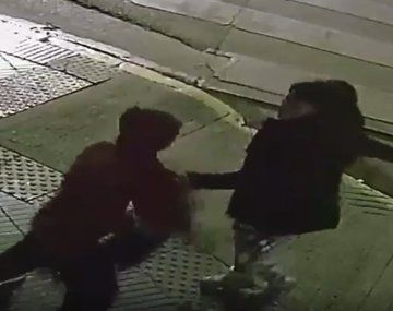 Impactante video: el momento en que la mujer apuñaló a su pareja en Belgrano