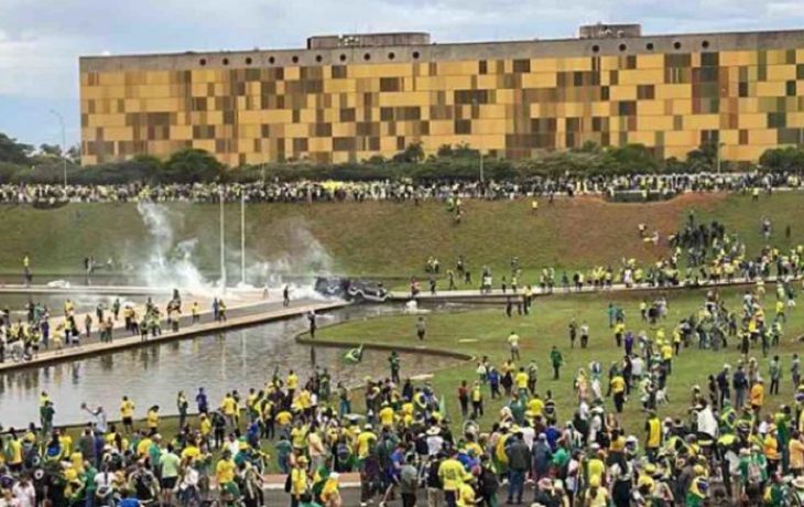 Tensión en Brasil: militantes de Bolsonaro prendieron fuego un patrullero