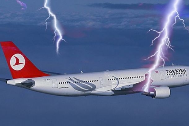 Un rayo incendió un avión turco y causó temor en el pasaje