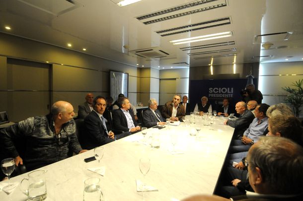 Daniel Scioli sumó el respaldo de los gremios clave del transporte 