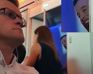 Una pareja saliendo del baño de un avión se vuelve viral