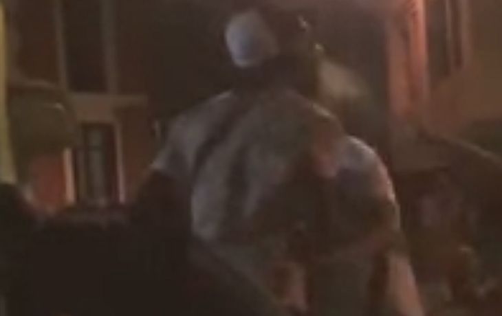 Escándalo en España: un futbolista de la Liga escupió a su novia en plena calle