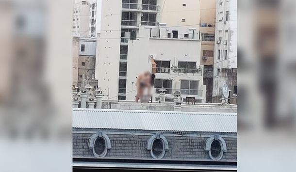 Una pareja fue filmada teniendo sexo en una terraza del Microcentro