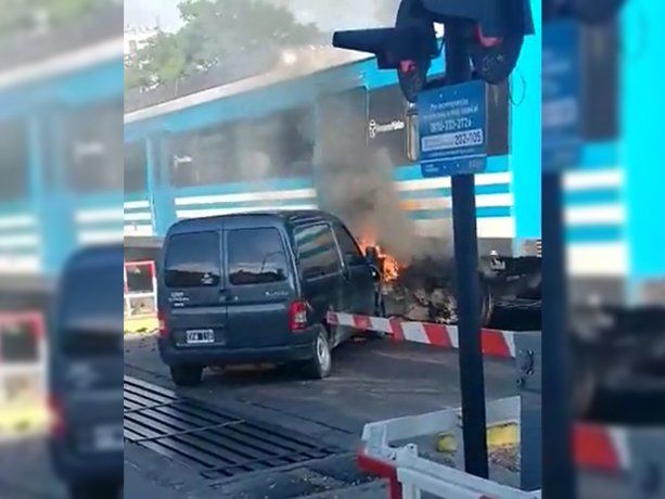 Servicio limitado en el Tren Sarmiento por una formación que embistió a una camioneta
