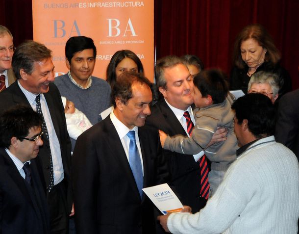 Scioli pidió reforzar la lucha por el desarme en la Provincia