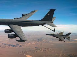 El KC-135 Stratotanker se utiliza para reabastecer aviones de combate. El KC-135 Stratotanker se utiliza para reabastecer aviones de combate.