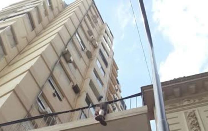 Murió al caer desde el piso 16 de un edificio