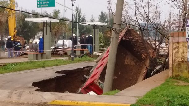 Un camión cayó en un cráter de más de 5 metros en Berazategui